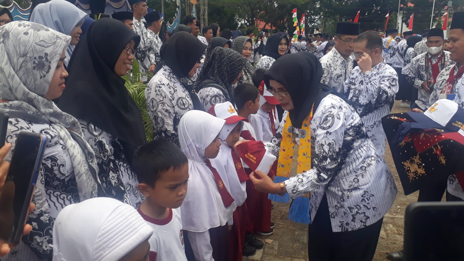 Seragam Sekolah Gratis Berlebih 131 Paket