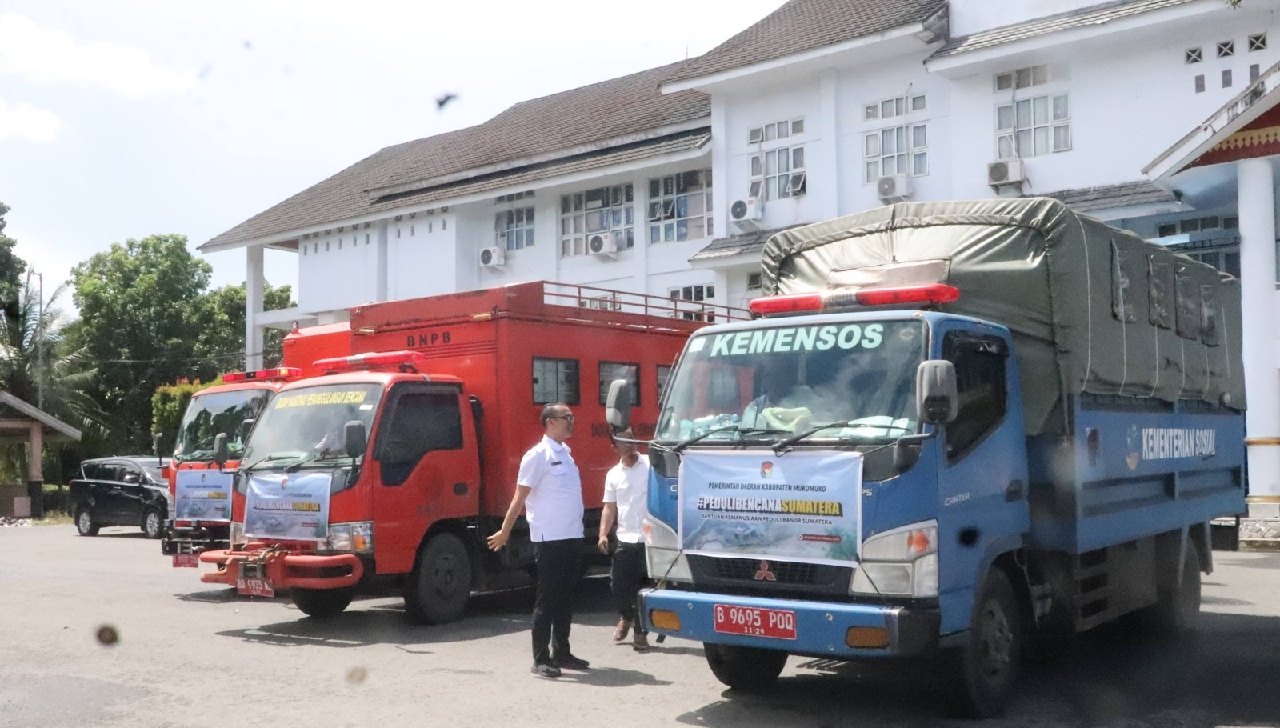 Bupati Mukomuko Antar Langsung Bantuan Bencana Banjir Bandang dan Longsor Sumatera