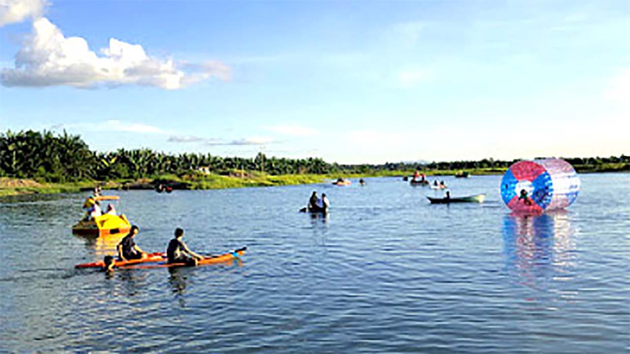 Bukan Hanya Pesona Senja yang Memukau, Inilah Keindahan Alam Danau Hoce di Pontianak