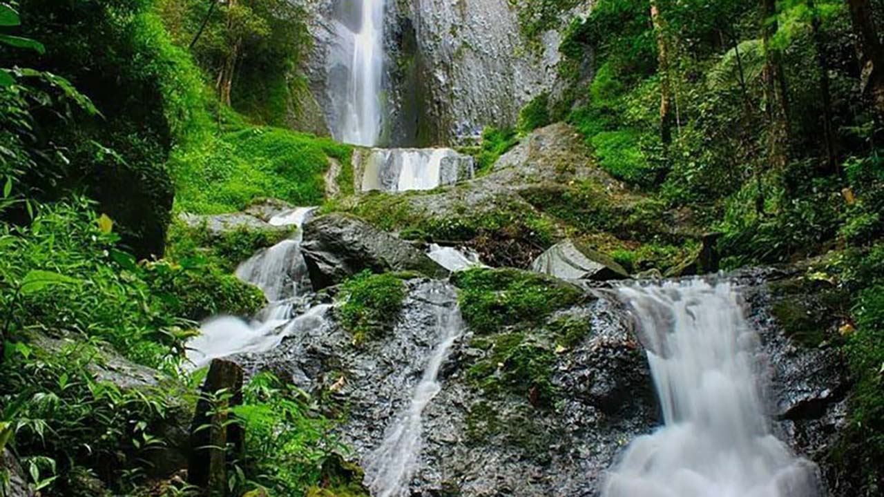 Cocok untuk jadi Tempat Healing! Kesegaran Alam Air Terjun Dolo di Kediri yang Menyejukkan