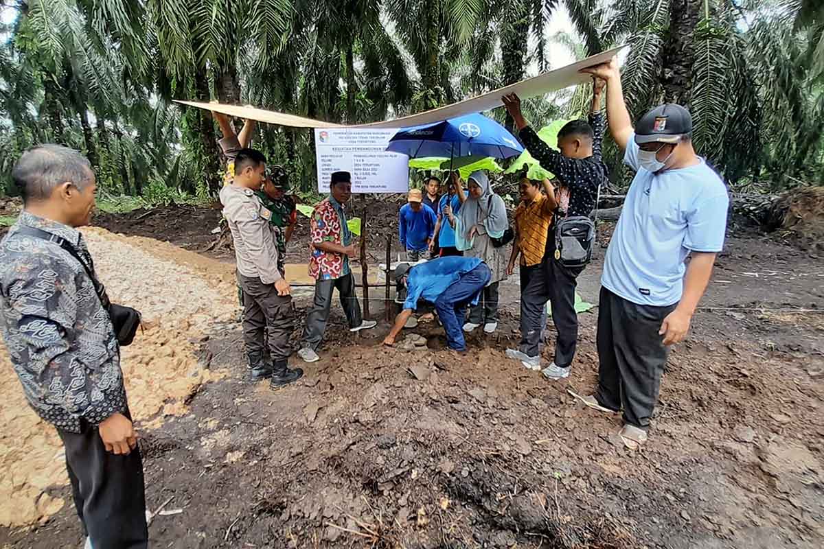 Camat Teras Terunjam Lakukan Peletakan Batu Pertama Gedung PAUD di Desa Terutung