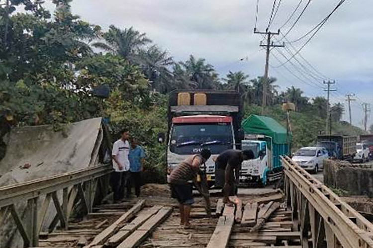 Jembatan Darurat Jalan Nasional Mukomuko Jebol, Kemacetan Panjang