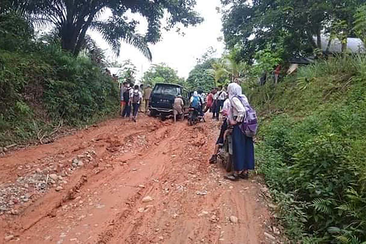 Dua Sekolah Negeri di Mukomuko Lewati Perbukitan Tanah Kuning, Paling Alergi Musim Hujan  