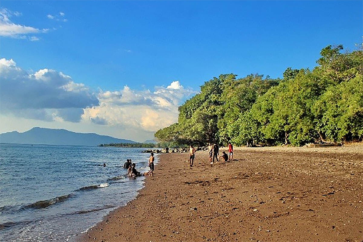 Pesona Keindahan Alam Pantai Wairterang di Kota Maumere Pulau Flores