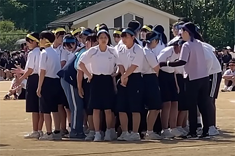 Viral, Pelajar Wanita Di Jepang Tutupi Siswi Berhijab Yang Pingsan, Moralnya Bikin Geleng-Geleng Kepala