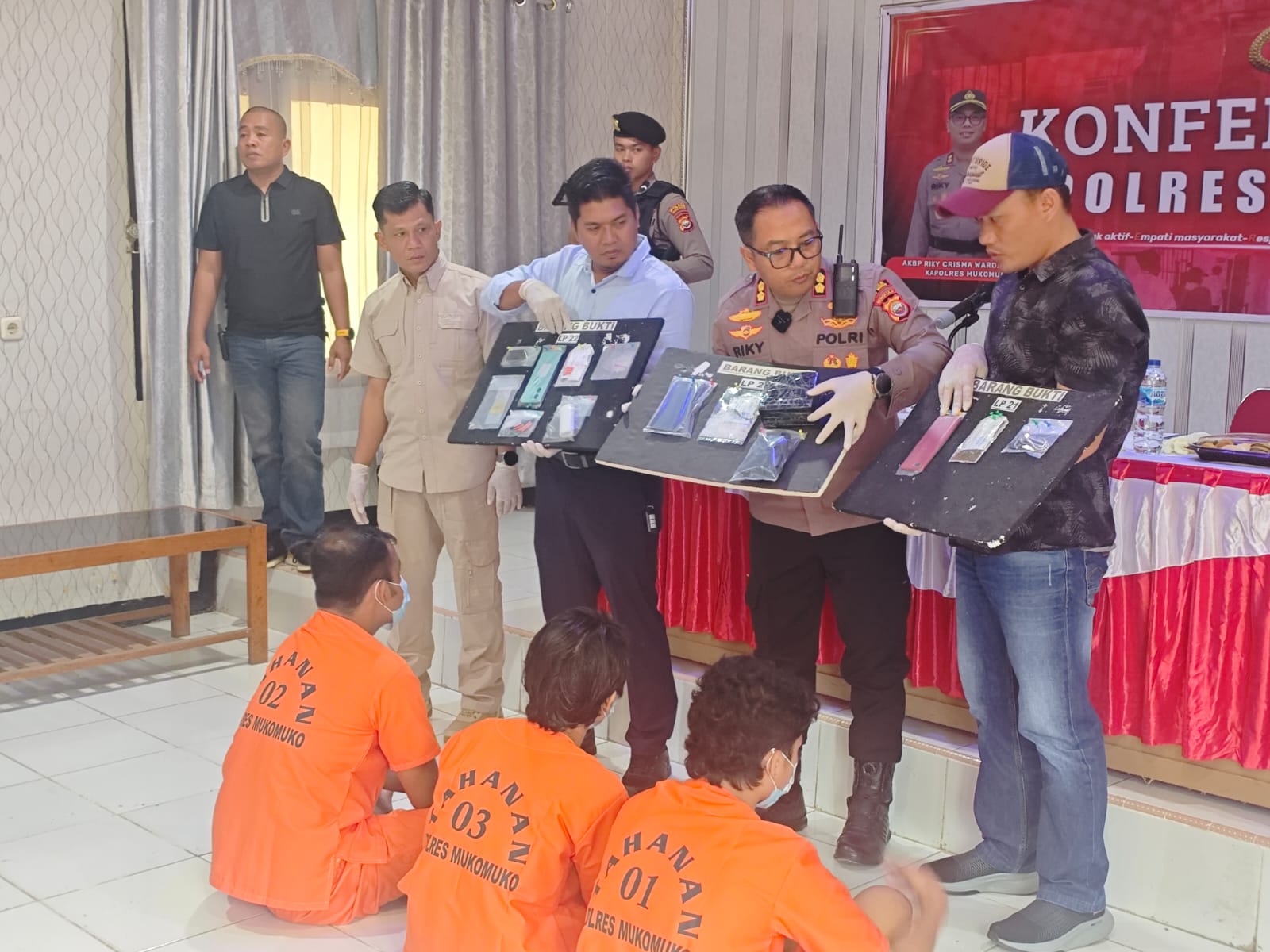 Dikendali Dari Lapas, Satnarkoba Polres Mukomuko Ringkus 3 Pengedar Narkotika