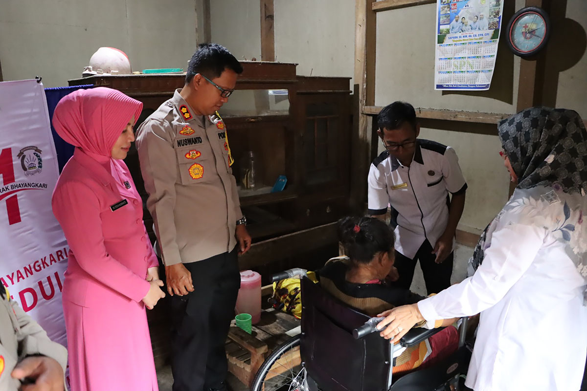 Nenek Cicih, Lansia Penderita Lumpuh Menahun Dapat Bantuan Kursi Roda dari Kapolres Mukomuko