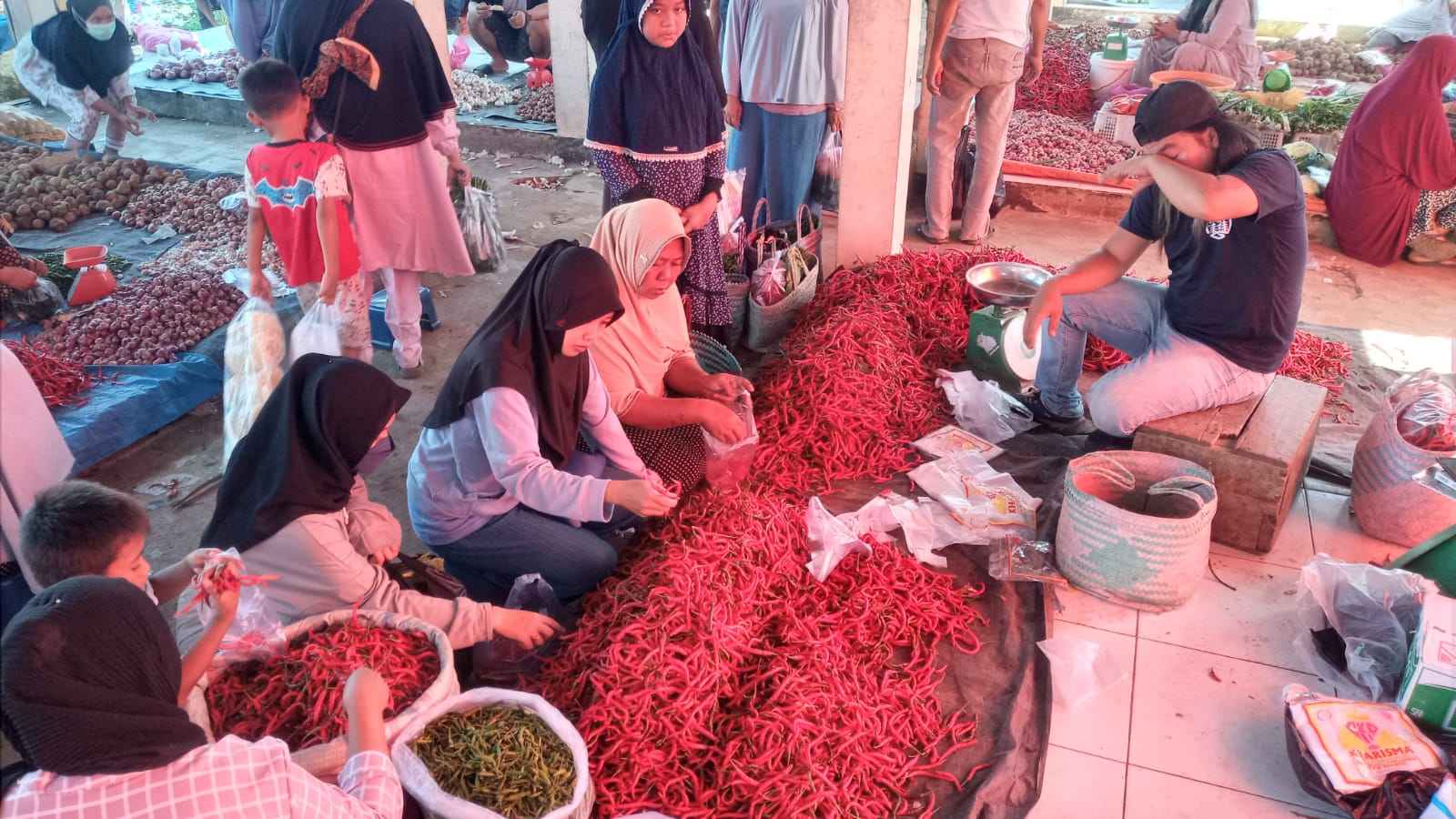 Cabai, Bawang dan Telur di Pasar Mukomuko Masih Bertahan Tinggi