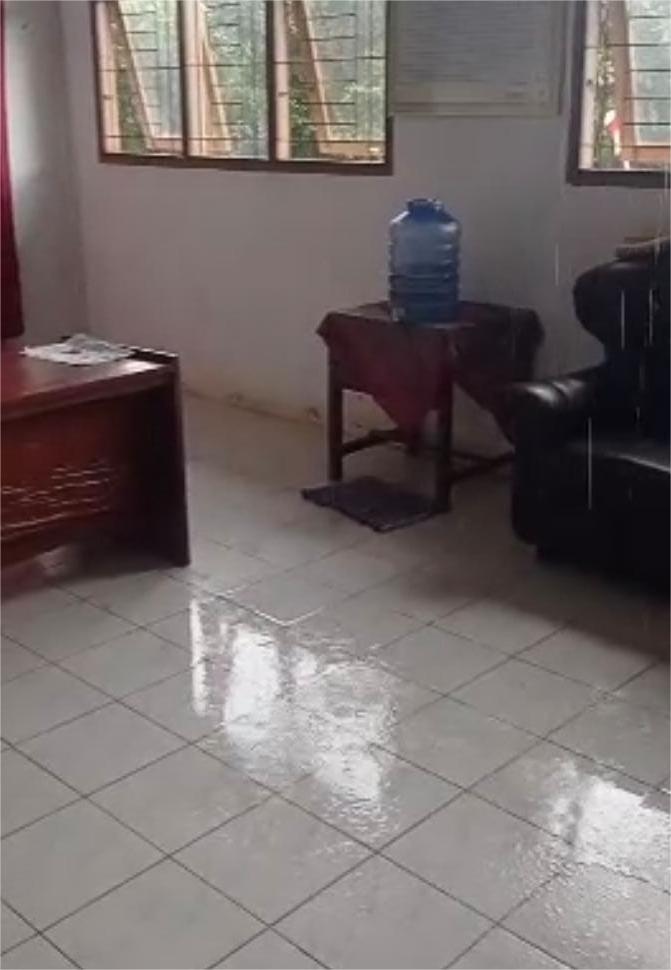 Saat Hujan Guru Terpaksa Ngungsi Dari Ruangan, Atap SMPN 38 Mukomuko Bocor