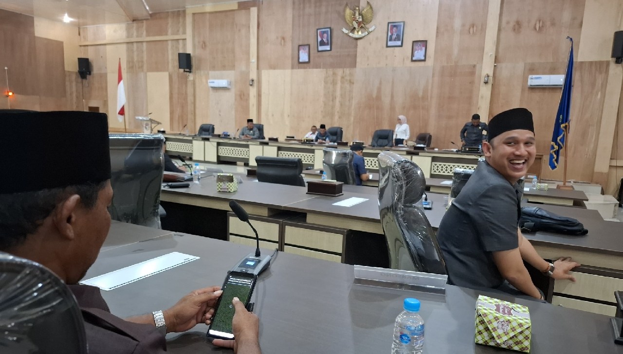 Paripurna Nota Penjelasan Eksekutif Terhadap 2 Raperda Mukomuko Dihadiri 15 Anggota Dewan