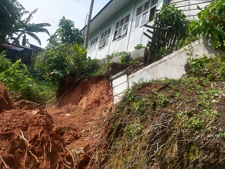 Longsor Ancam Gedung SDN 06 Teramang Jaya Mukomuko