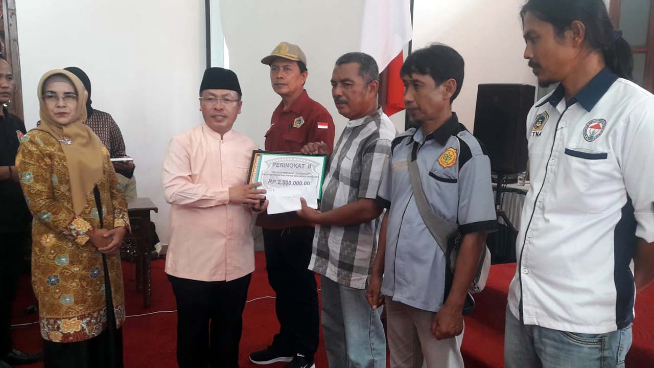 Wujudkan Kesejahteraan Nelayan, Bupati Bagikan Mesin dan Alat Tangkap