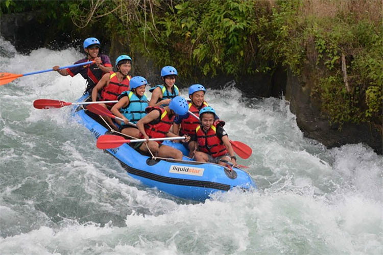 Bagi Pecinta Rafting Wajib Coba 5 Spot Arung Jeram di Sumatera Selatan yang Sangat Menantang