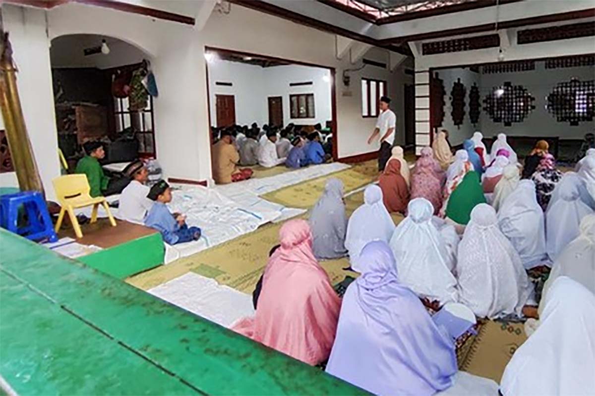 Rayakan Idul Fitri 5 hari Lebih Awal, Kegiatan Ibadah Jemaah Aolia Sama Dengan NU