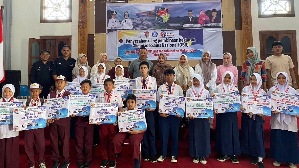 Bupati Mukomuko Sapuan Serahkan Uang Pembinaan untuk Siswa Berprestasi di Olimpiade Sain Nasional