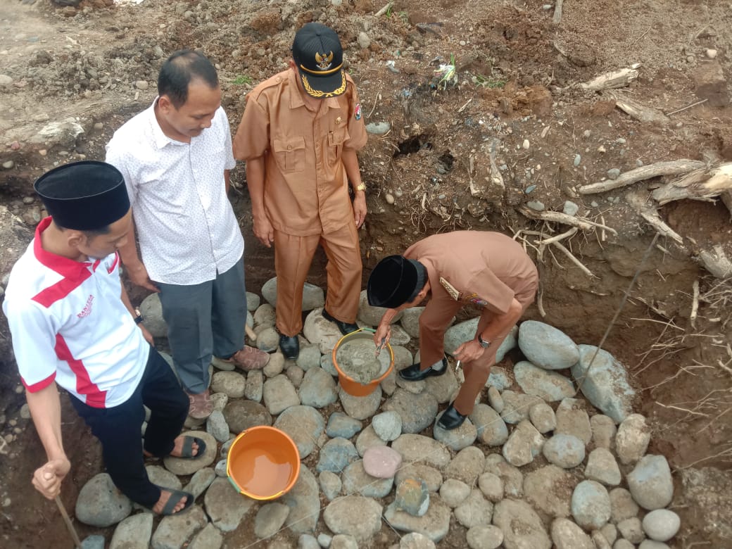 Program 100 Hari, Kades Penarik Bangun Tugu