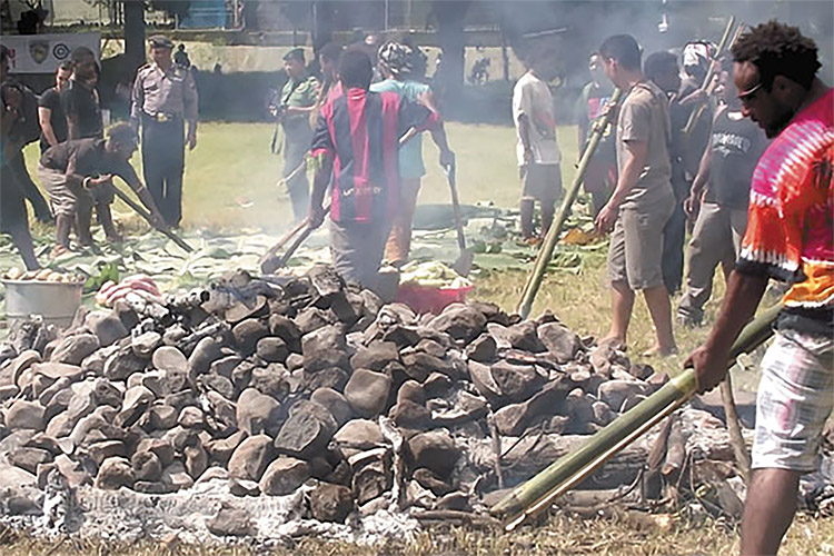 Mengenal Budaya Papua yang Unik dan Aneh, Mulai Bakar Batu Hingga Potong Jari