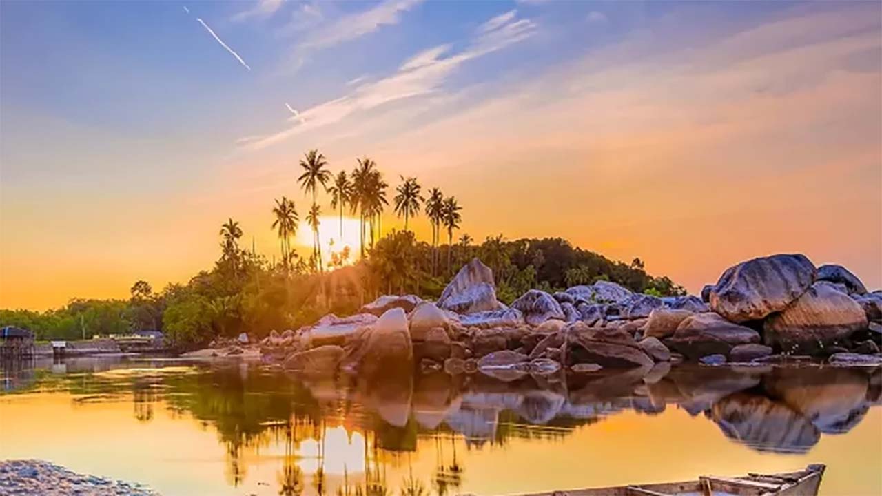 Pantai Pengudang, Spot Wisata Alam yang Airnya Jernih dengan Pemandangan Sunset yang Memukau