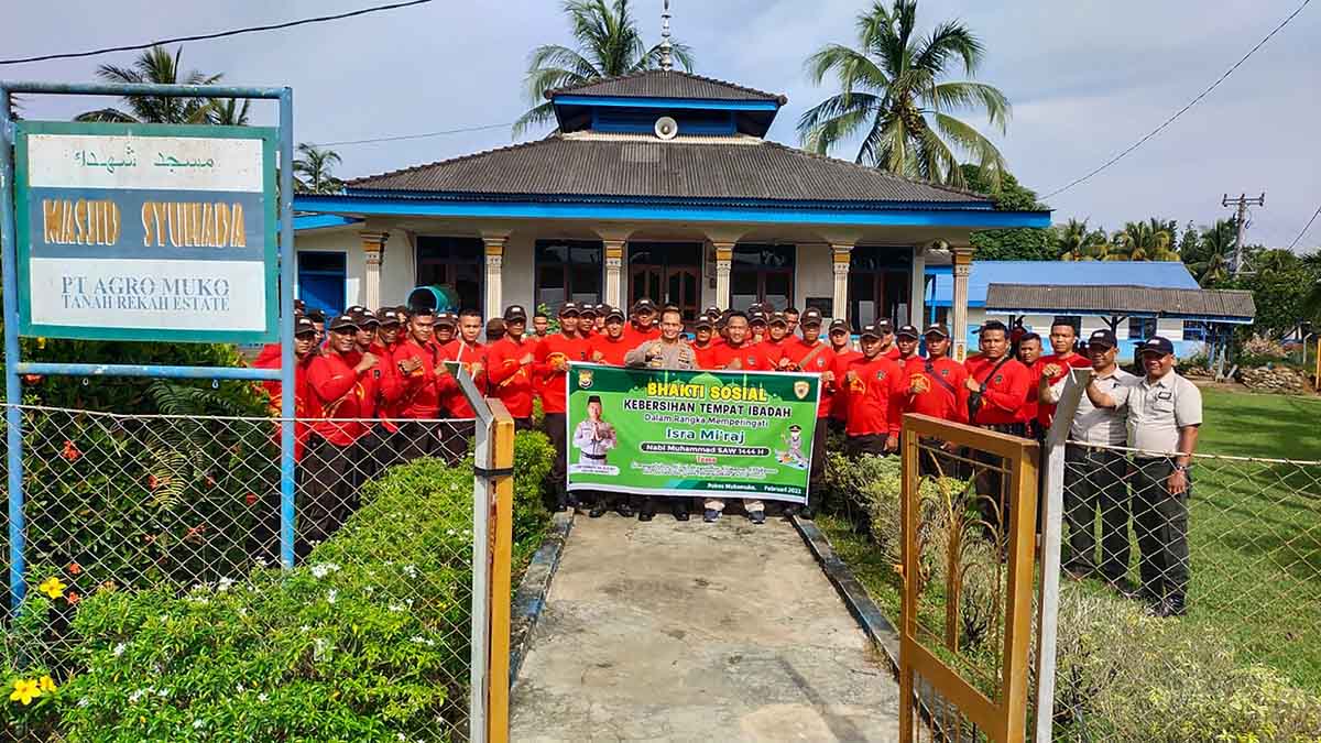 Sambut Isra Mi'raj 1444 H, Polri dan Satpam SSI Agromuko Baksos Bersihkan Masjid