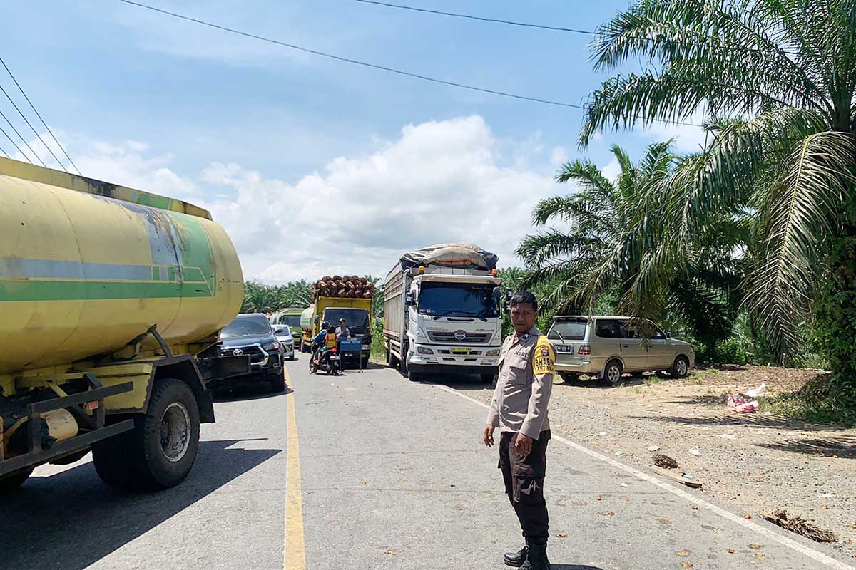 Kapolres Sigap Atasi Antrean Panjang Truk Sawit Bikin Macet Jalan Nasional Mukomuko - Bengkulu 