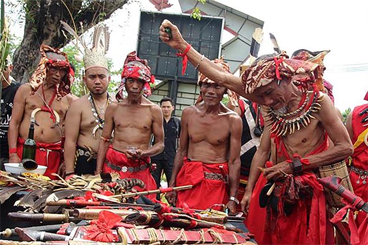 Mandau Suku Dayak Yang Sakti Mandraguna, Membuat Inggris, Belanda dan Jepang Mati Kutu