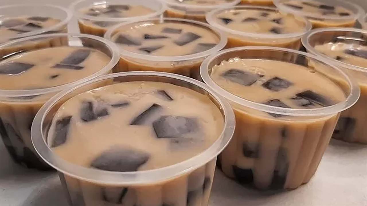 Nikmati Sajian Nikmat dari Cincau, Begini Cara Membuat Puding Cincau yang Lembut