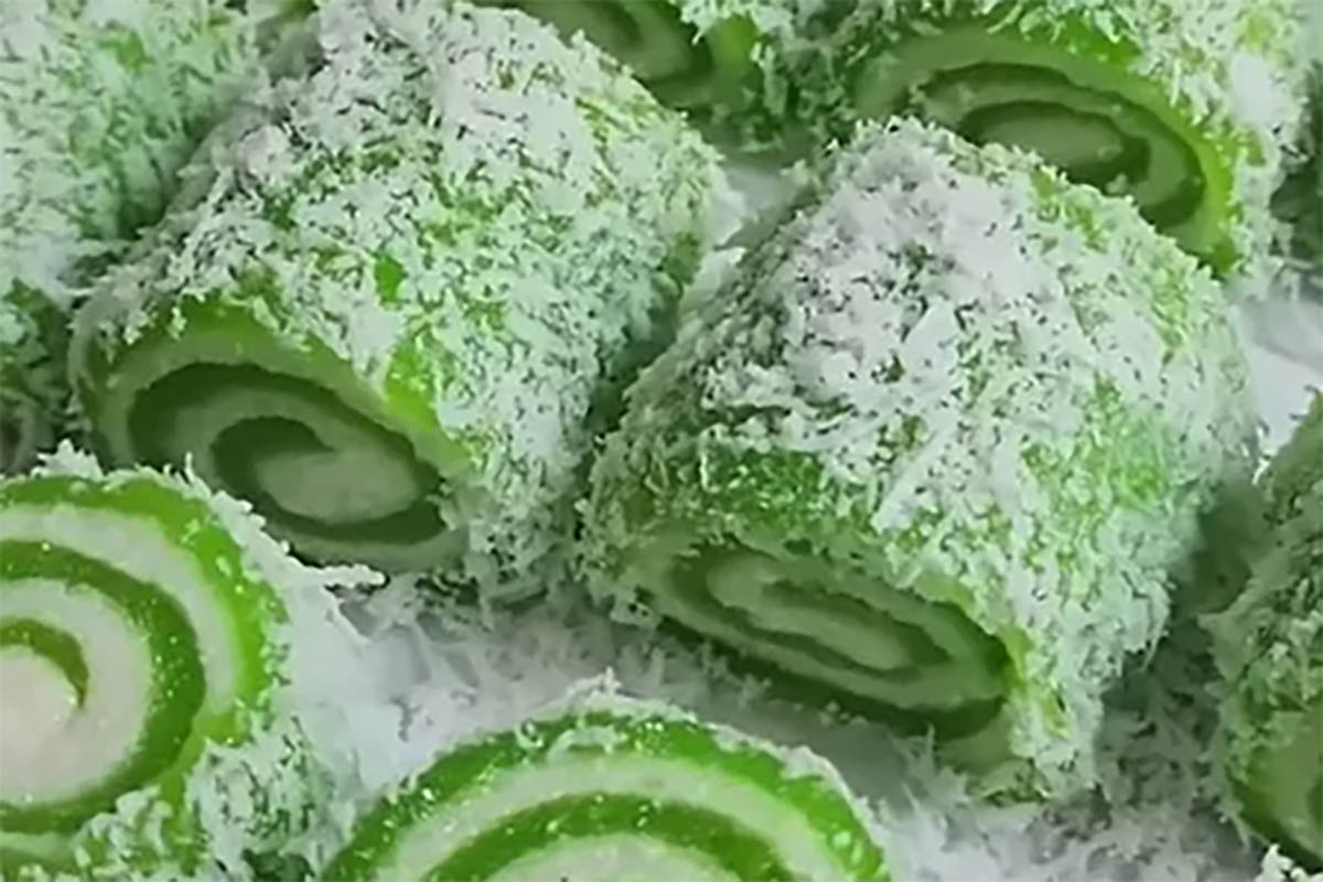 Si Hijau yang Cantik dan Manis, Ini dia Resep Kue Singkong Gulung Pandan yang Super Lembut