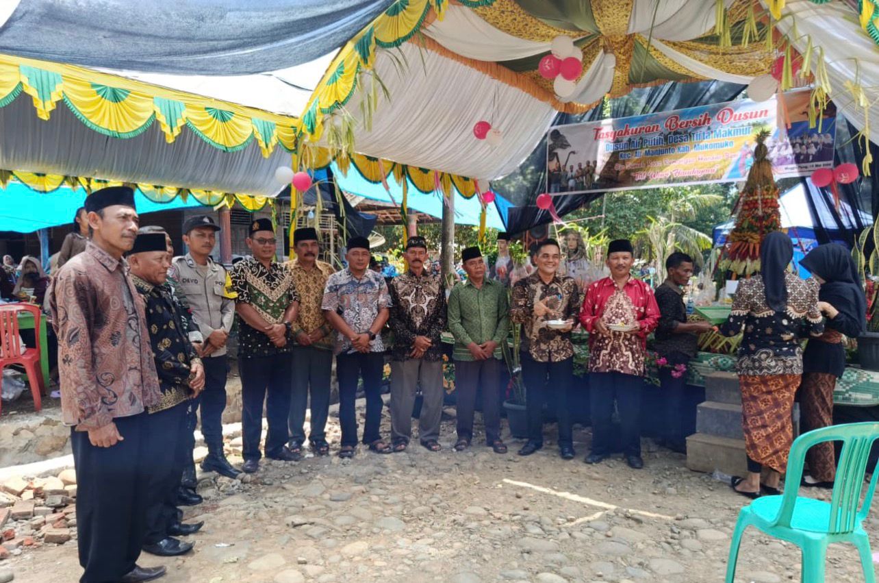 Giliran Warga di Desa Tirta Makmur Gelar Bersih Desa