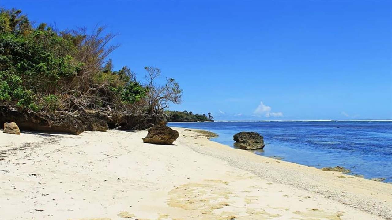 Keseruan dan Keindahan Alam Pantai Plengkung yang Mempesona dan Memukau