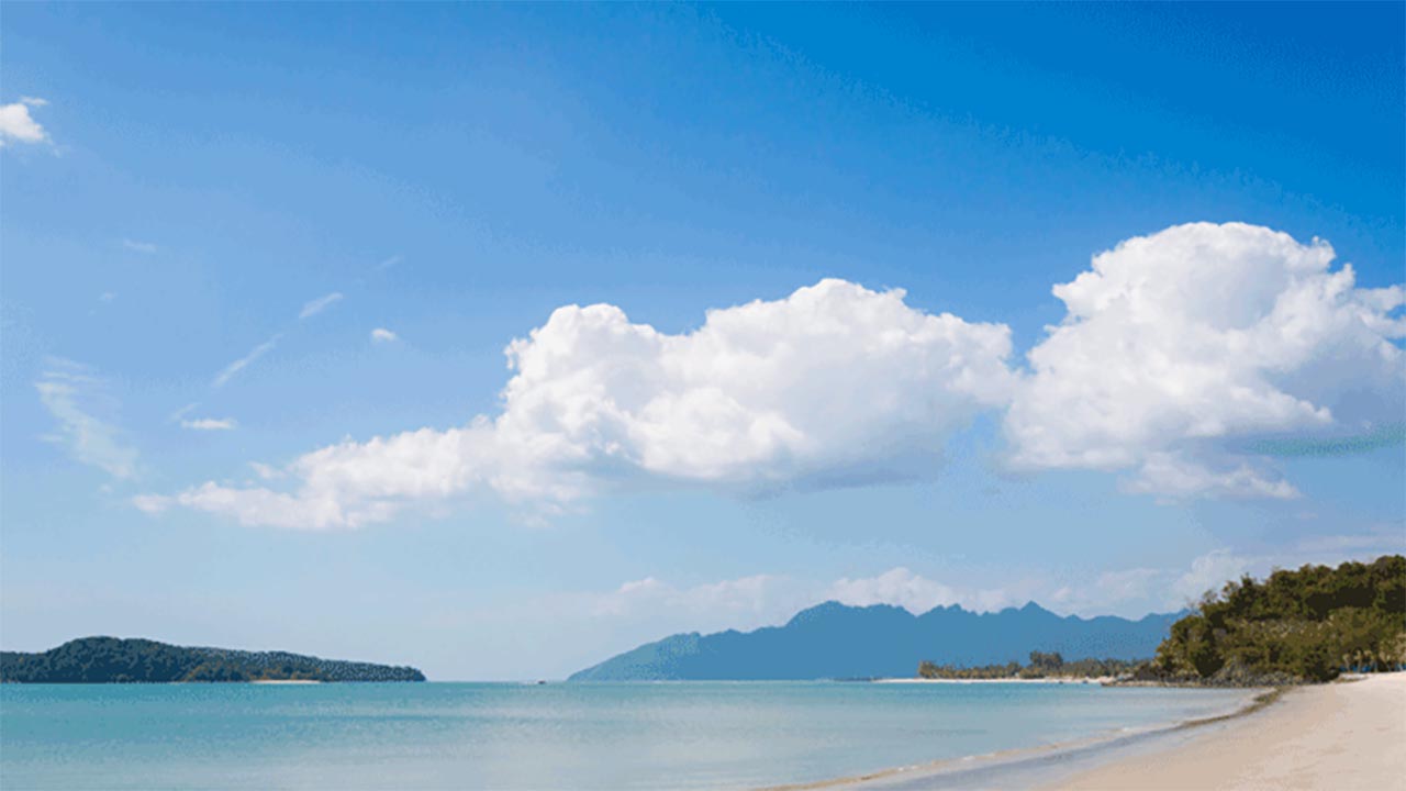 Keindahan dan Kelembutan Pasir di Pantai Cermin, Cocok untuk Dikunjungi Libur Akhir Tahun