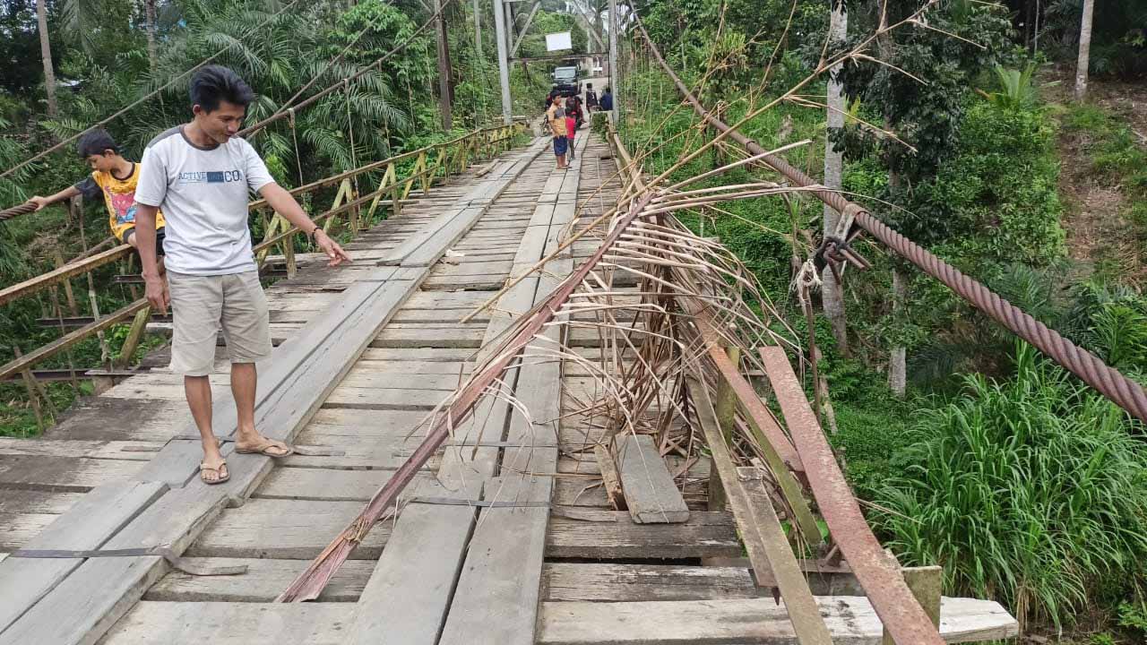 Jembatan Target Dana Inpres di Mukomuko Makin Parah, Besi Lantai Putus dan Tak Bisa Dilewati