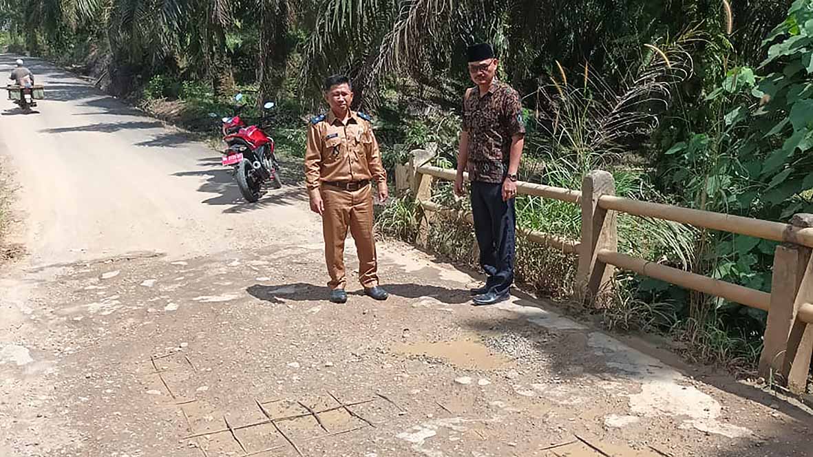 Jembatan Penghubung  Desa Padang Gading dan Gajah Mati Sudah Keropos