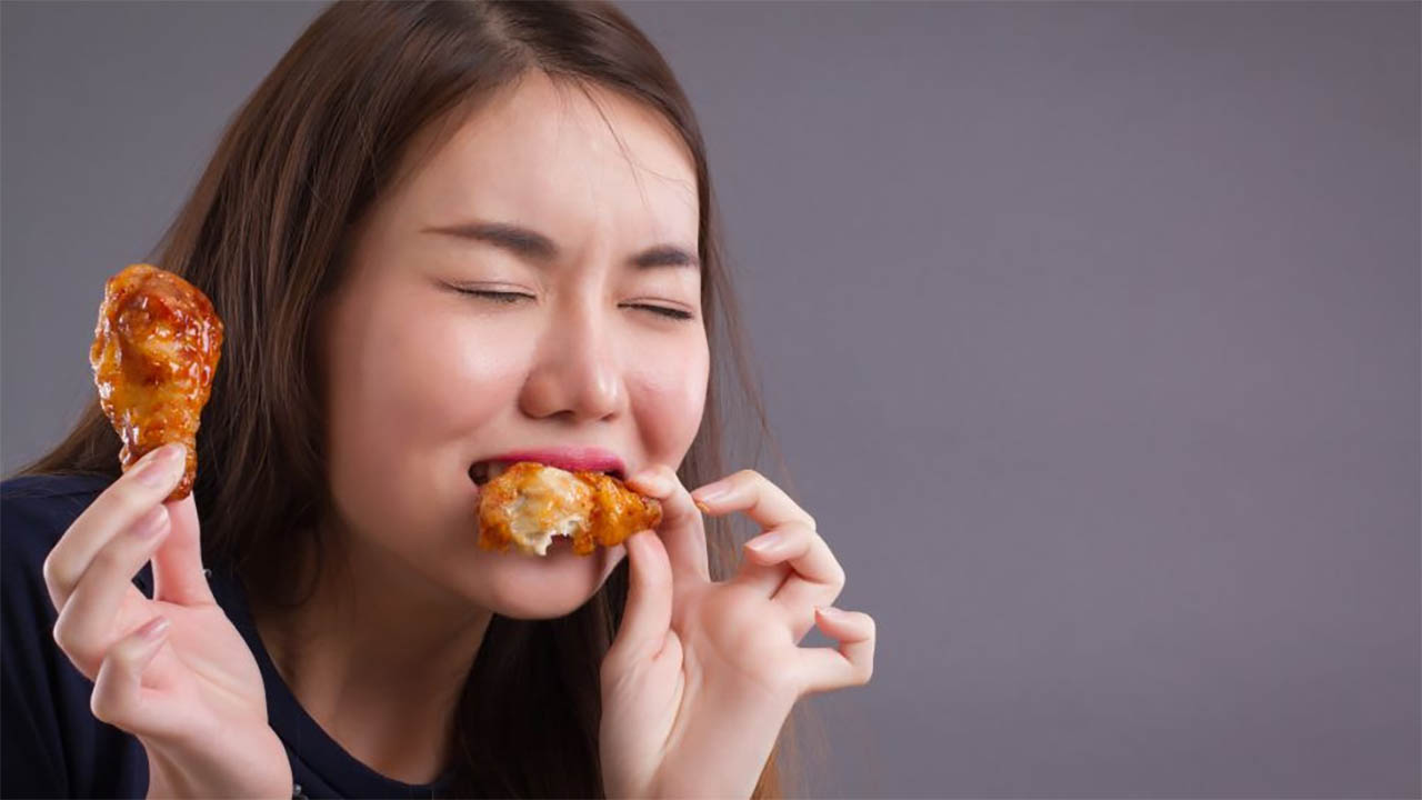 Jangan Dibiasakan! Inilah Dampak Makan Makanan Pedas saat Perut Masih Kosong