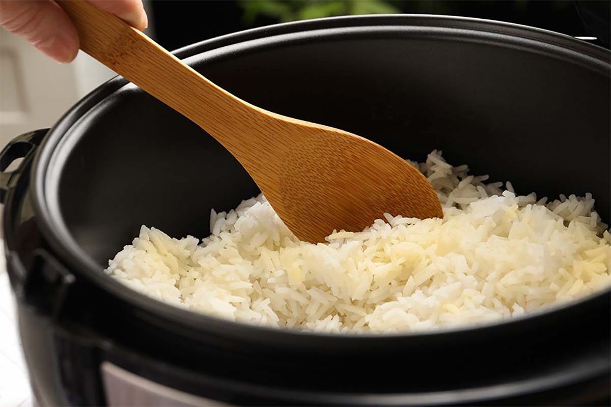 Catat, Nasi di Rice Cooker Bisa Awet Sampai 2 Hari Tanpa Basi dengan 2 Bahan Dapur Saja