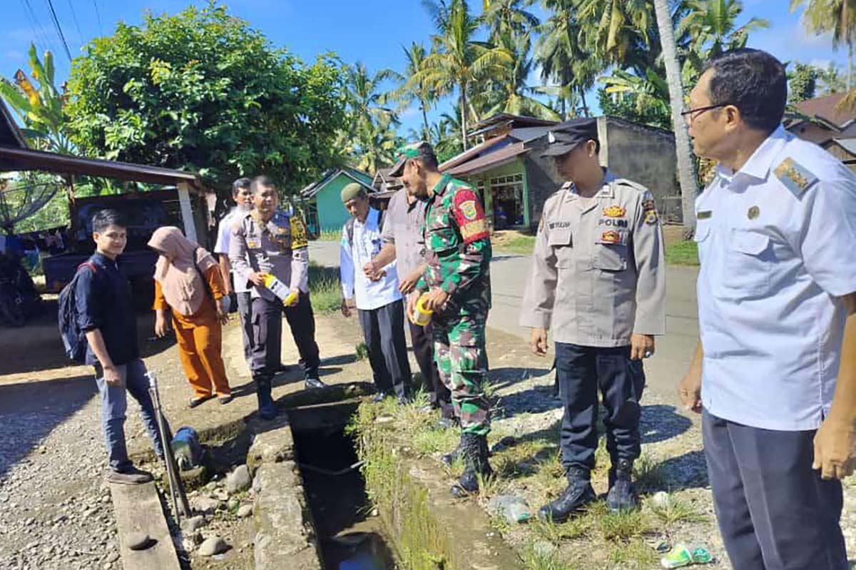 Pemerintah Tabur Bubuk Abate di Permukiman Warga Selagan Raya, Antisipasi Serangan DBD 