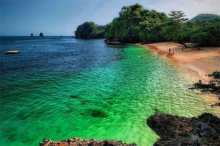 Inilah Pantai Dengan Serpihan Surga Tersembunyi yang Ada di Malang