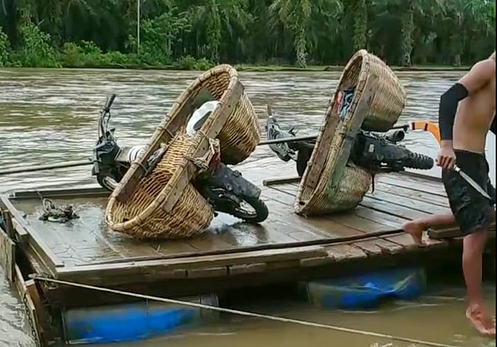 Warga Pondok Lunang Dibawa Rakit Hanyut