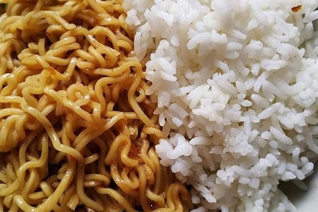 Apakah Makan Mie Instan Dicampur dengan Nasi jadi Lebih Sehat? Simak Penjelasannya Berikut