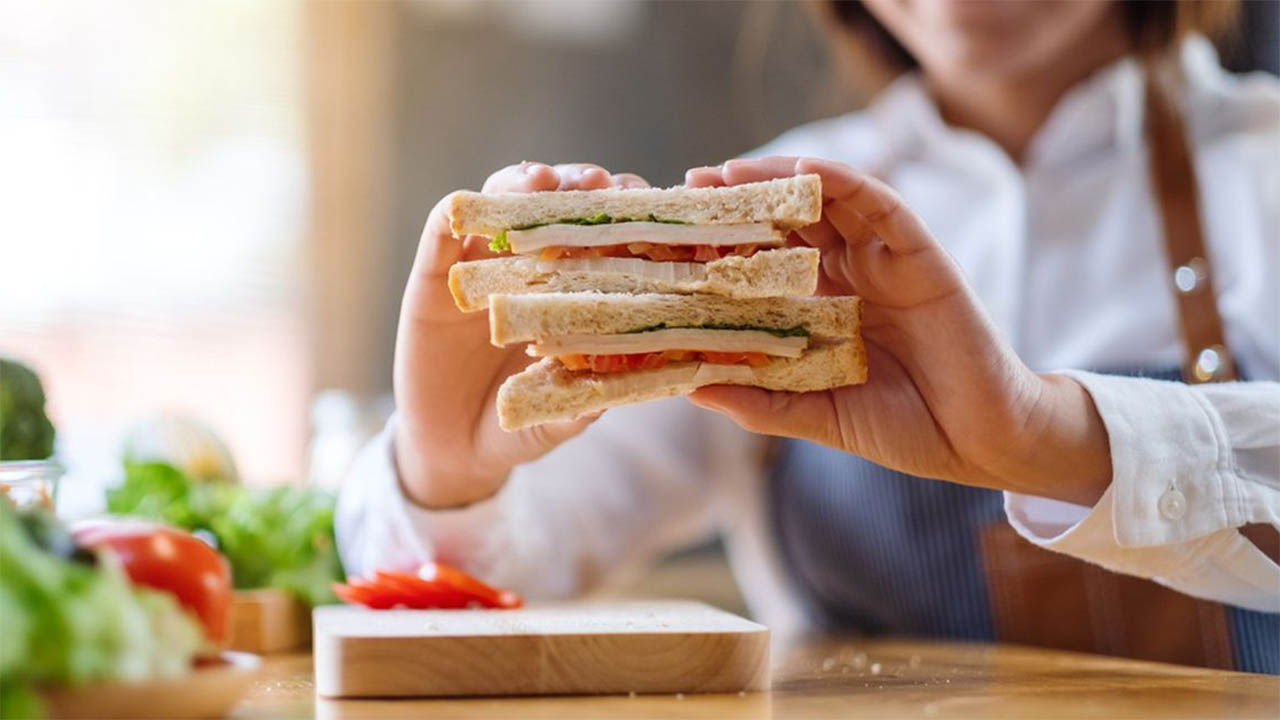 Roti Putih Bikin Perut Buncit? Ungkap Fakta Ilmiah di Baliknya dan Temukan Cara Makan Roti yang Tepat 