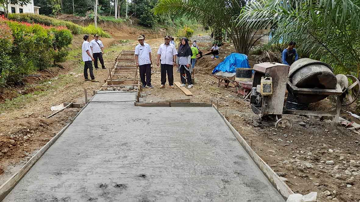 Warga Bangun Jalan Secara Swadaya 