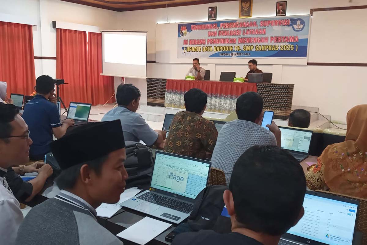 Kepsek SMP dan Operator Sekolah di Mukomuko Latihan Update Data Dapodik