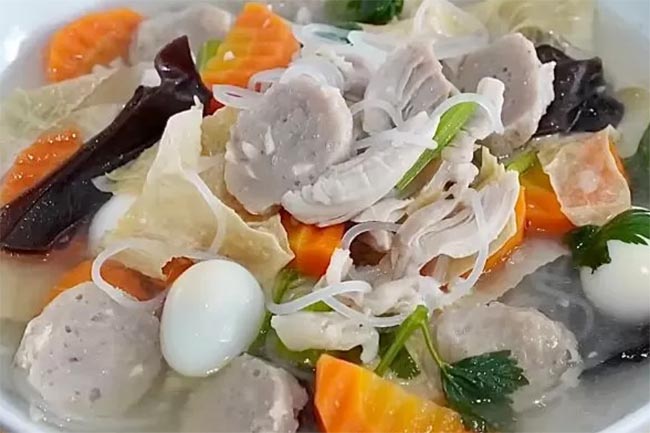 Menghangatkan Tubuh dengan kuah Sup Kimlo Bakso, Begini Resep dan Cara Membuatnya