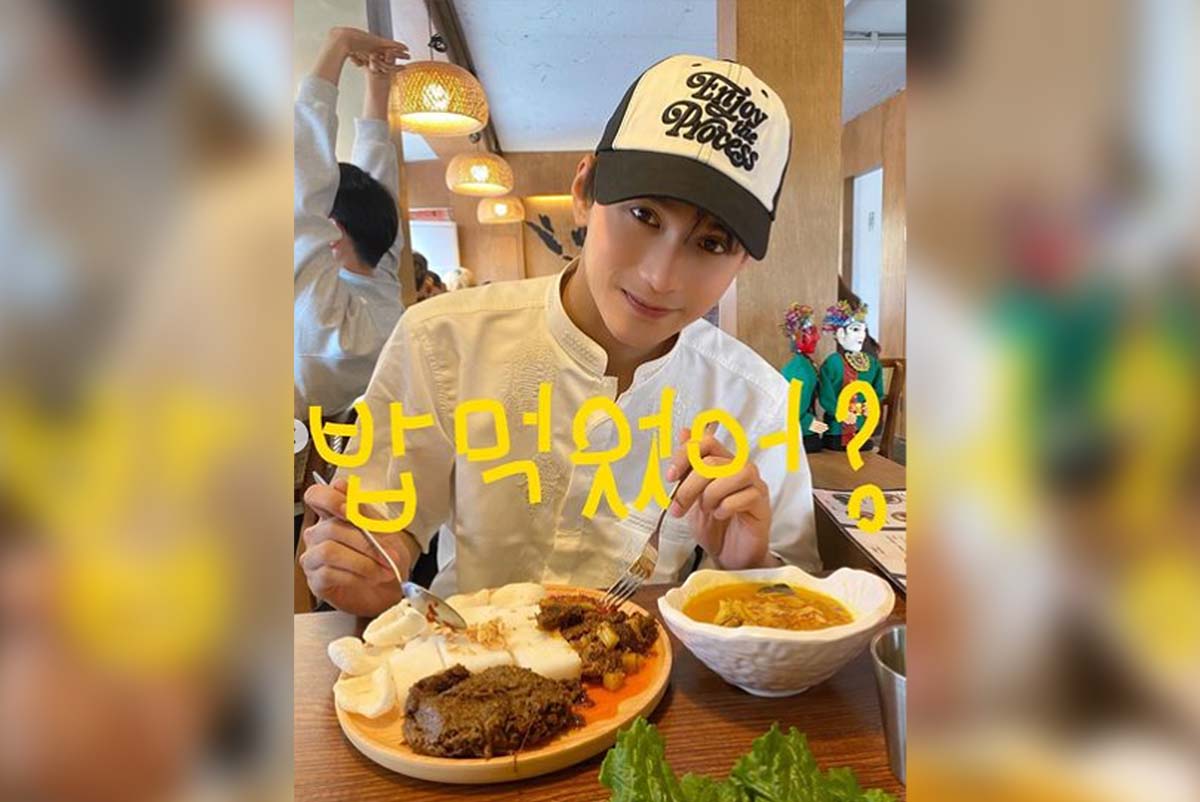 Rayakan Lebaran di Korea, Zayyan Xodiac Terciduk Makan Ketupat dan Pakai Koko
