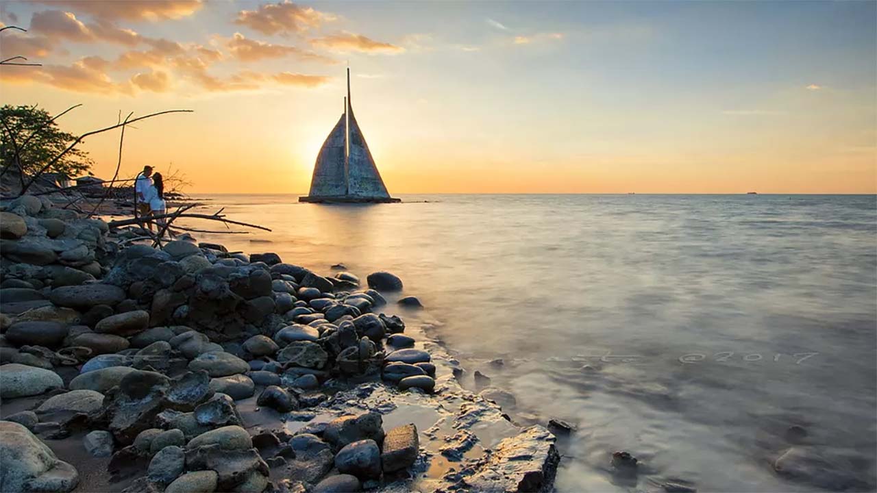 Pesona Alam Pantai Tanjung Layar Putih, Surga di Pesisir Indonesia