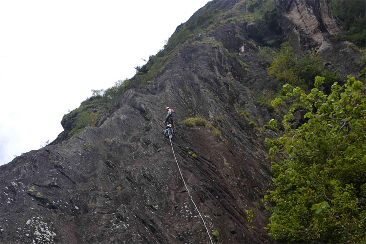 Suka Adrenalin Panjat Tebing, Coba Taklukan 6 Lokasi Panjat Tebing Terbaik di Indonesia