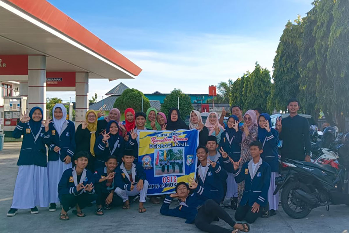 Peduli Sesama, SMPN 3 Mukomuko Berbagi Takjil Bukoan 