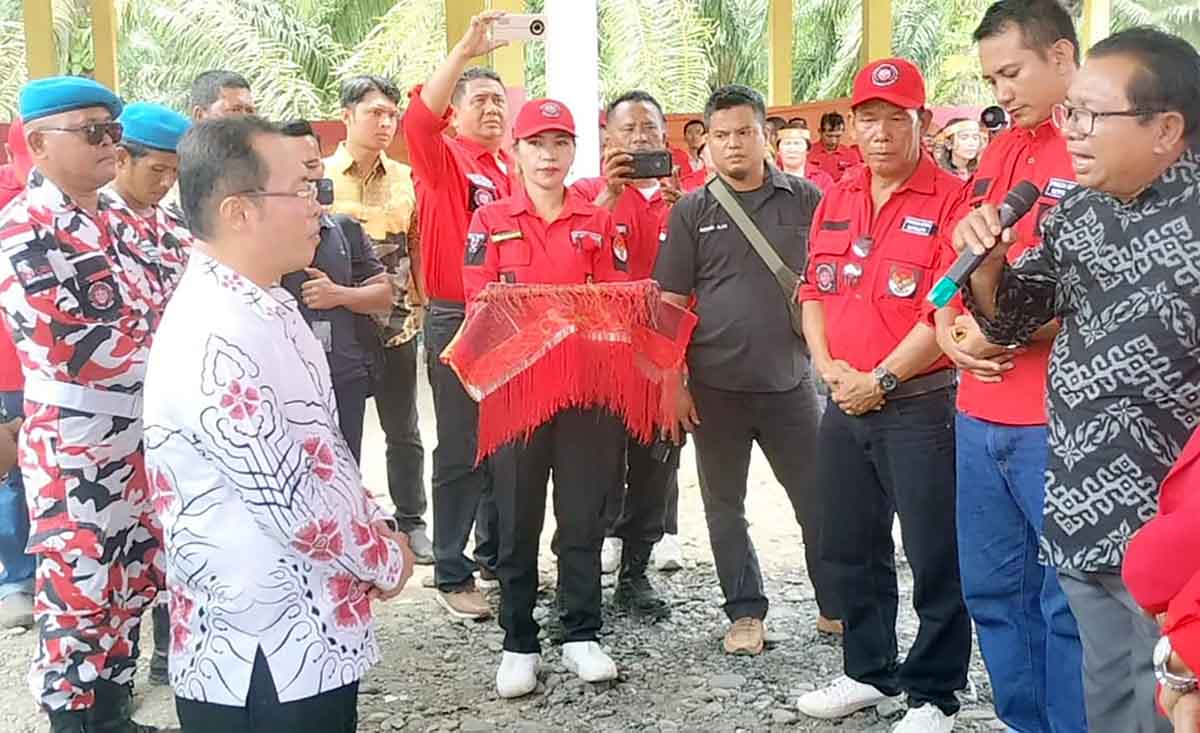 Tokoh Suku Batak Sematkan Ulos Kepada Bupati Mukomuko di Acara Pelantikan Pengurus PBB  