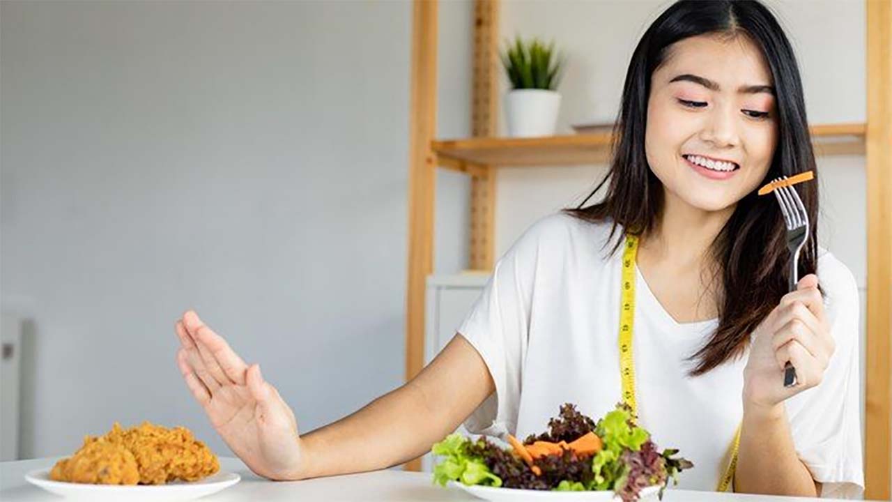 Mau Langsing Tanpa Diet Ekstrim? Coba Atur Urutan Makan Harian Ini, Dijamin Berat Badan Turun!