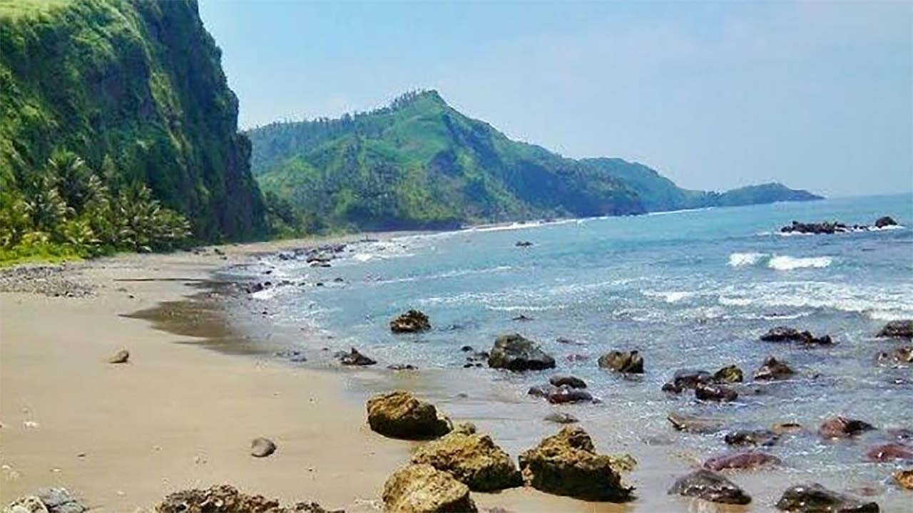 Pesona Alam Wisata Pantai Pecaron yang Cocok untuk Liburan Akhir Tahun Bersama Keluarga