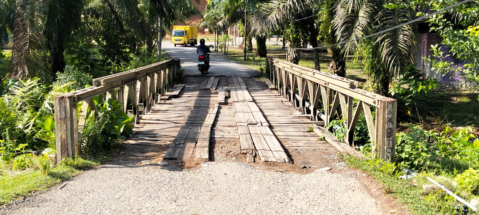Sedih, Jembatan Penghubung ke Desa Semundam dan Mundam Marap Rusak